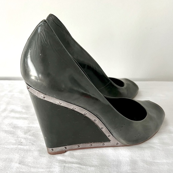BCBG Max Azria Grey Leather Peep Toe Wedges Silver Studded Accents - Picture 1 of 9